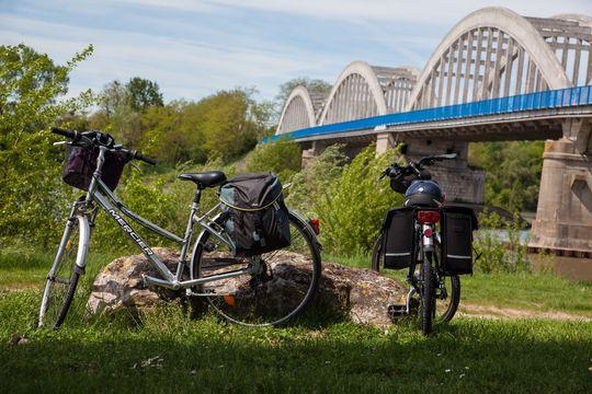 Vélos arrêtés sur les bords de Loire à Muides