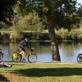 Cyclotouristes sur la Loire à vélo, à Savonnières © P.Forget - CRT Centre-Val de Loire