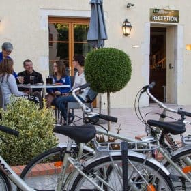 Famille de cyclotouristes sur la terrasse de l'hôtel Burgevin, à Sully-sur-Loire © P.Forget - CRT Centre-Val de Loire