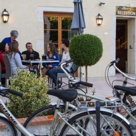 Famille de cyclotouristes sur la terrasse de l'hôtel Burgevin, à Sully-sur-Loire © P.Forget - CRT Centre-Val de Loire