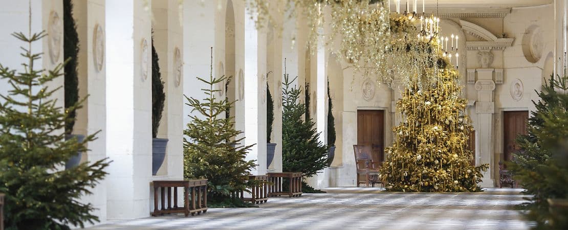 La galerie du château décorée pour Noël avec des sapins