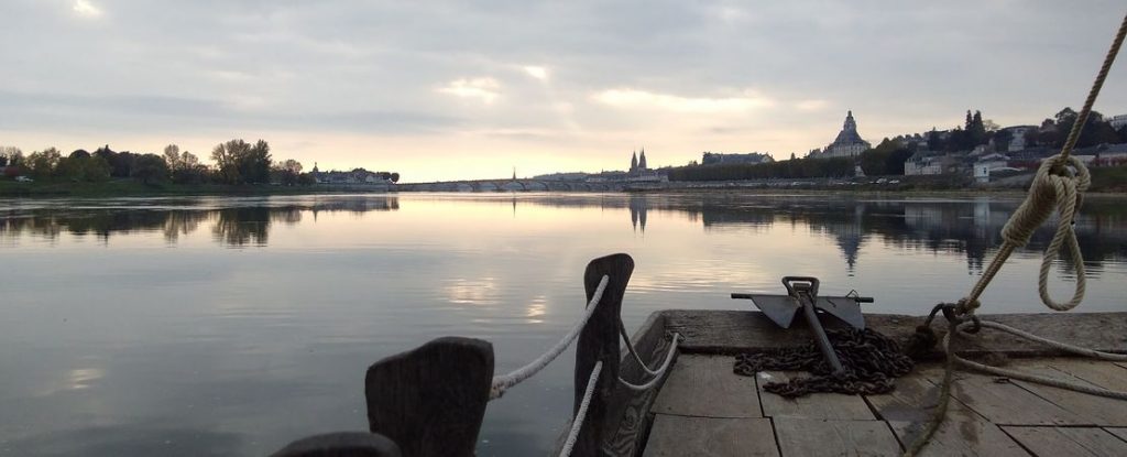 Vue de Blois depuis un bateau