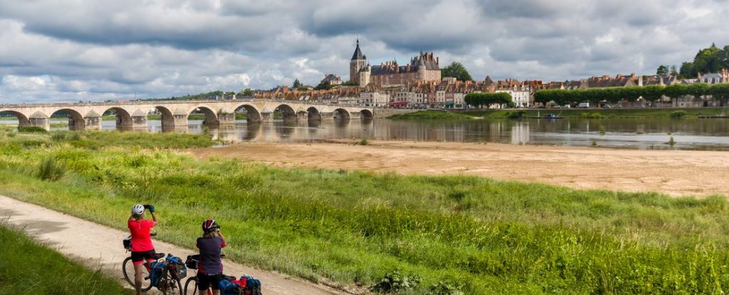 Cyclotouristes qui observent Gien
