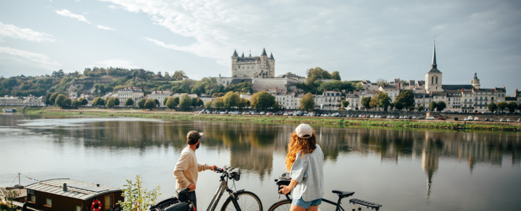 2 personnes qui regarde le chateau de Saumur à vélo